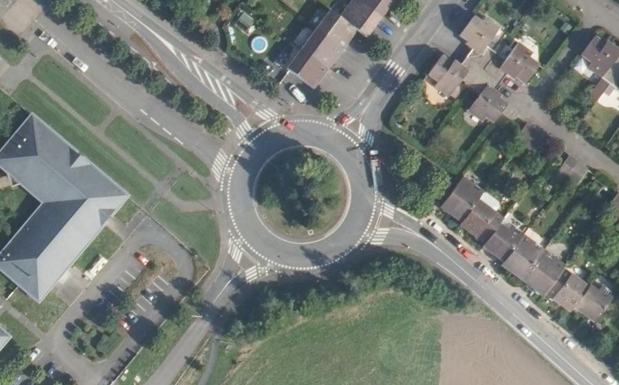 Vue aérienne du Rond-point anonyme n°216734579