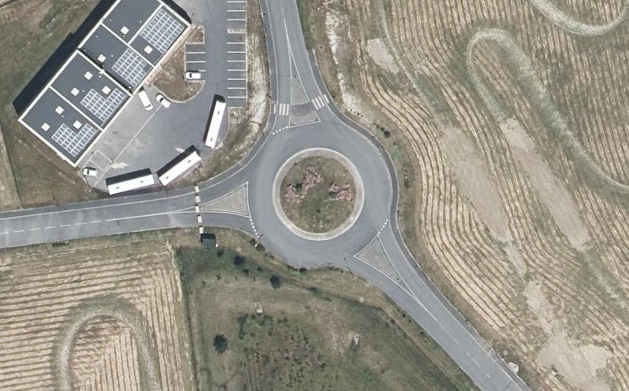 Vue aérienne du Rond-point anonyme n°216868014