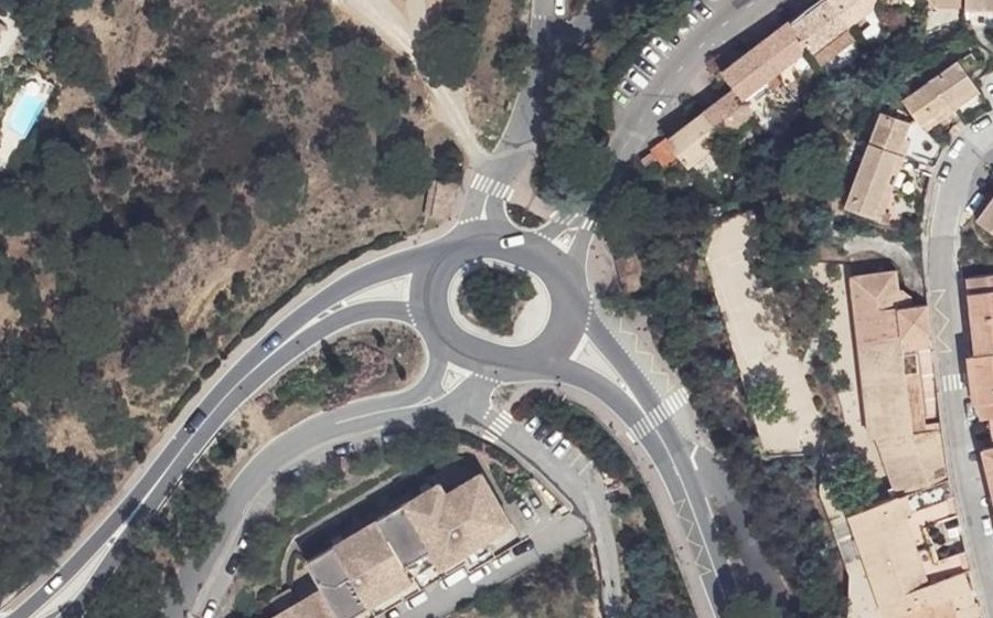 Vue aérienne du Rond-point anonyme n°216872608
