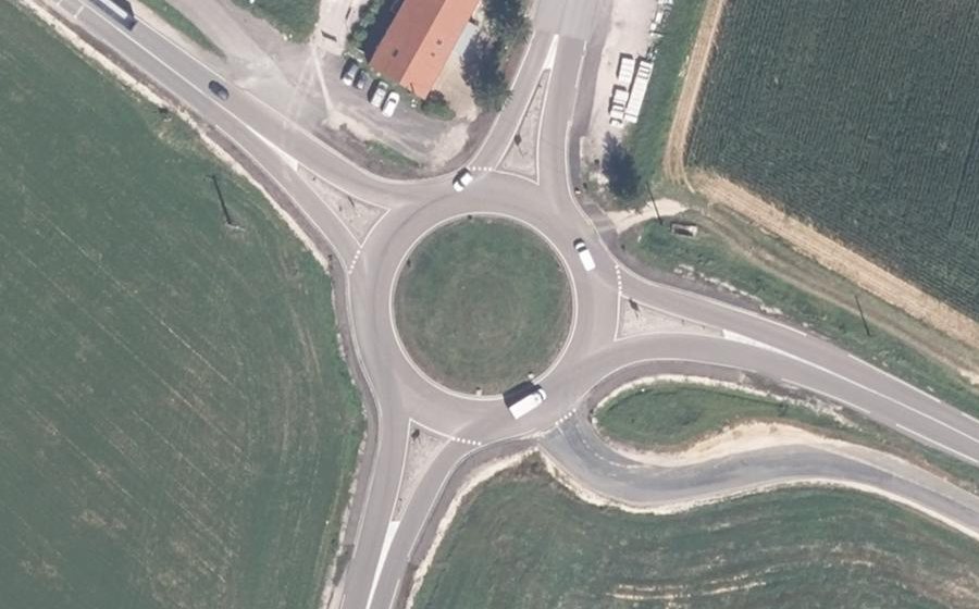 Vue aérienne du Rond-point anonyme n°216930579