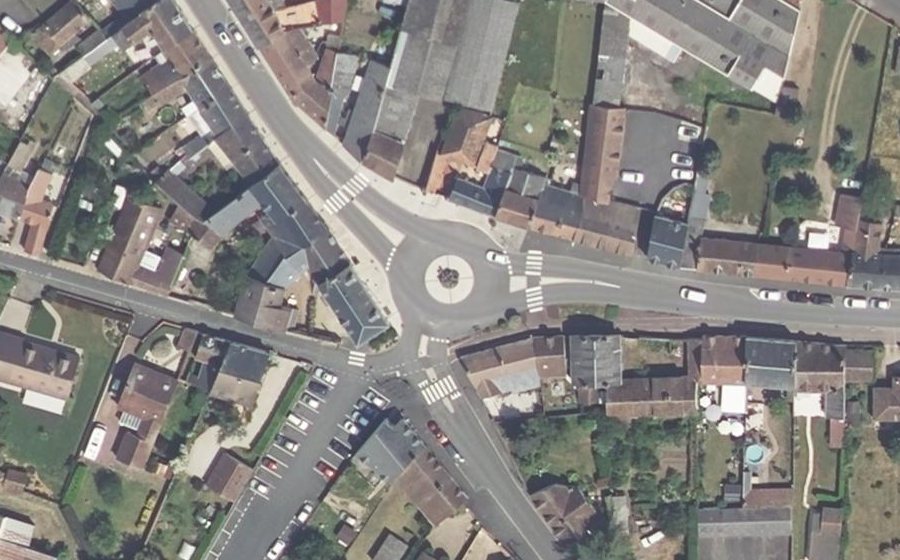 Vue aérienne du Rond-point anonyme n°216949322
