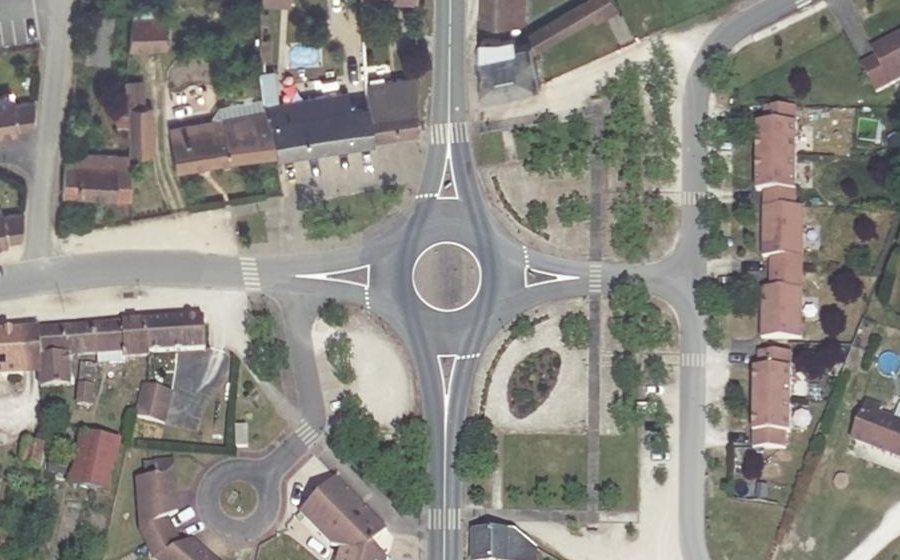 Vue aérienne du Rond-point anonyme n°216950287