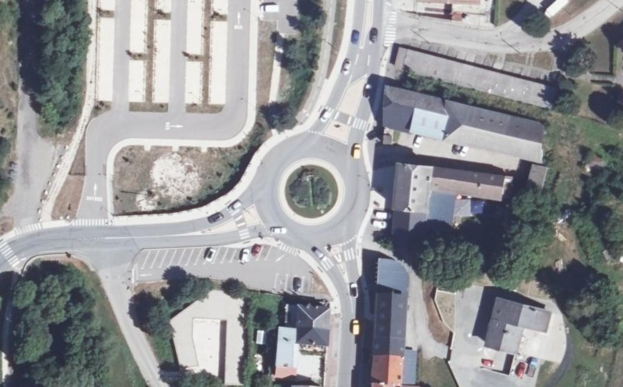 Vue aérienne du Rond-point anonyme n°216984100