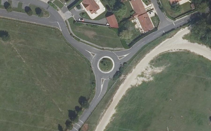Vue aérienne du Rond-point anonyme n°217008427