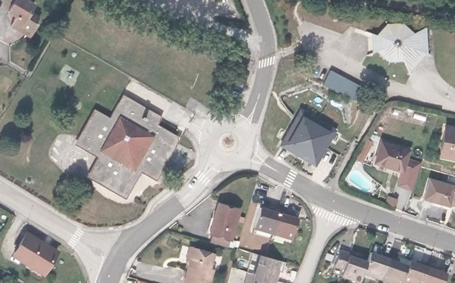 Vue aérienne du Rond-point anonyme n°217023873