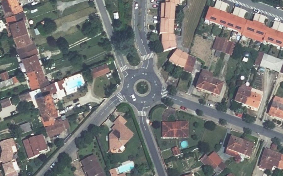 Vue aérienne du Rond-point anonyme n°217149897