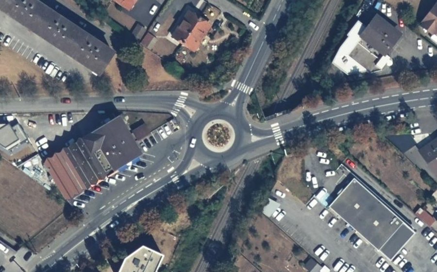 Vue aérienne du Rond-point anonyme n°217158501