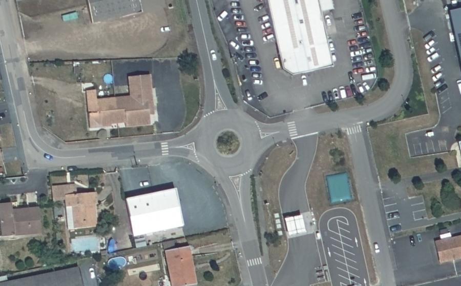 Vue aérienne du Rond-point anonyme n°217160335