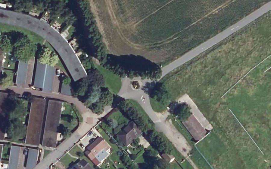 Vue aérienne du Rond-point anonyme n°217272268