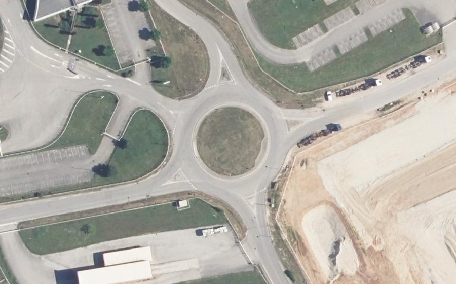 Vue aérienne du Rond-point anonyme n°217390905