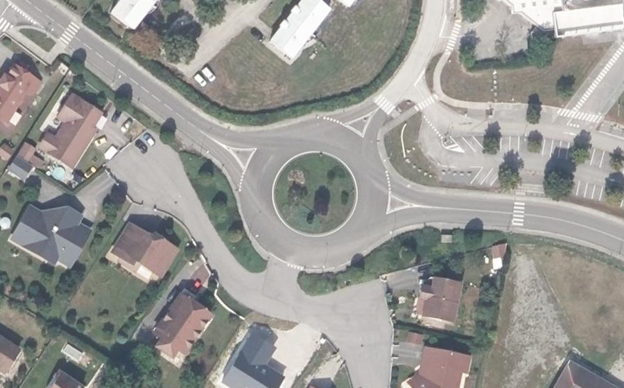 Vue aérienne du Rond-point anonyme n°217504715