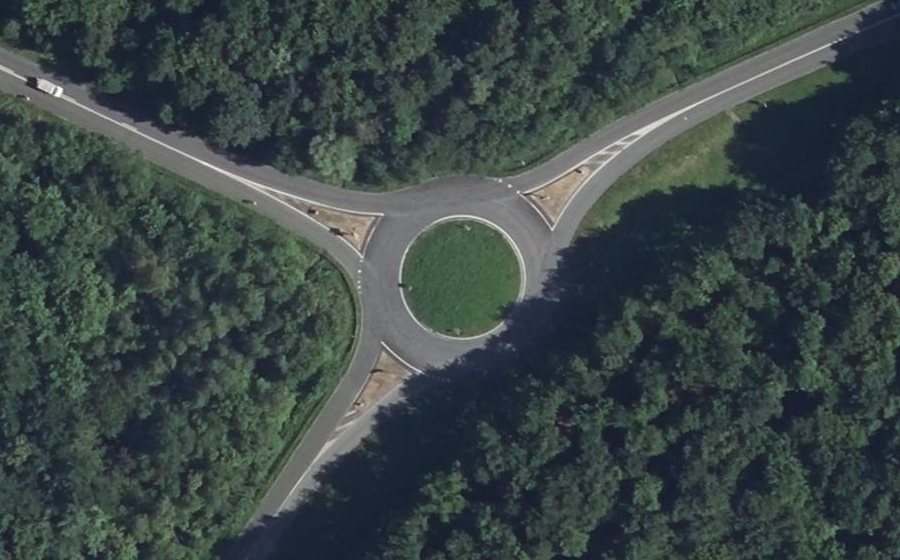 Vue aérienne du Rond-point anonyme n°217571312