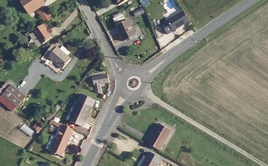 Vue aérienne du Rond-point anonyme n°217572936