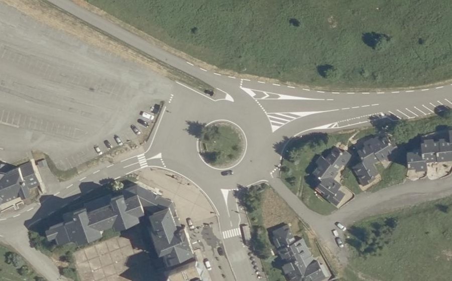 Vue aérienne du Rond-point anonyme n°217589594