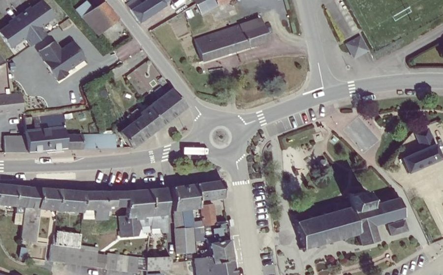 Vue aérienne du Rond-point anonyme n°217619331