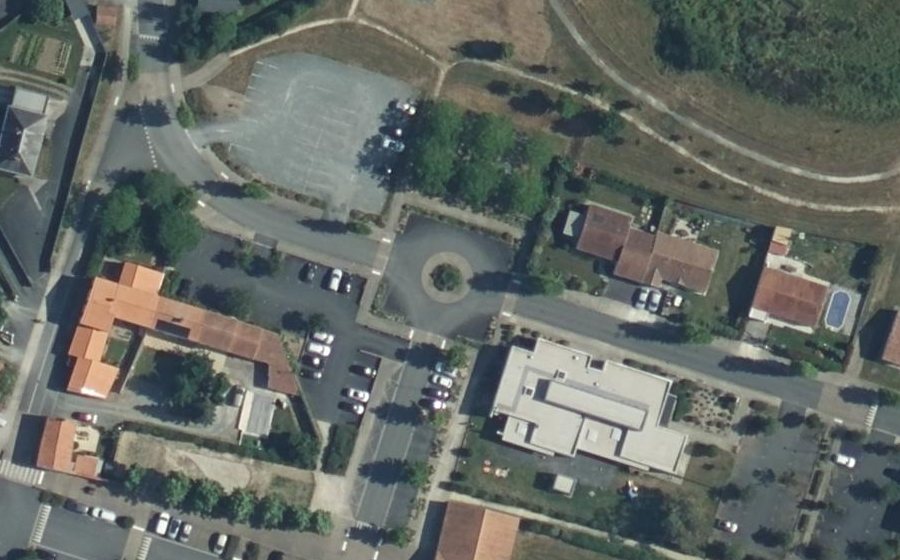 Vue aérienne du Rond-point anonyme n°217620670