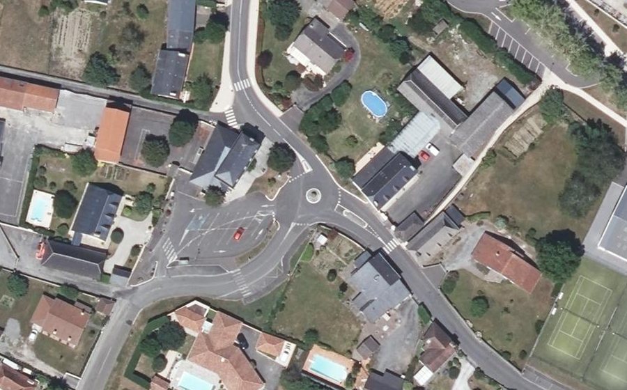 Vue aérienne du Rond-point anonyme n°217680290