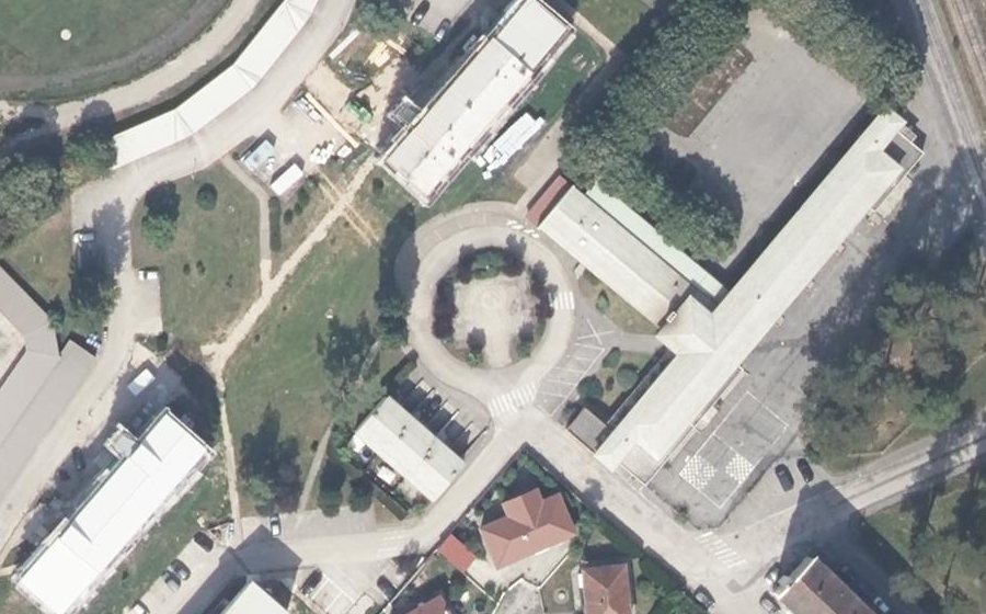 Vue aérienne du Rond-point anonyme n°217700709