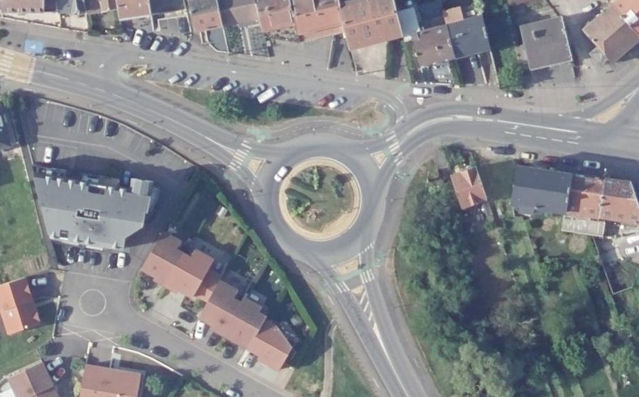 Vue aérienne du Rond-point anonyme n°217712398