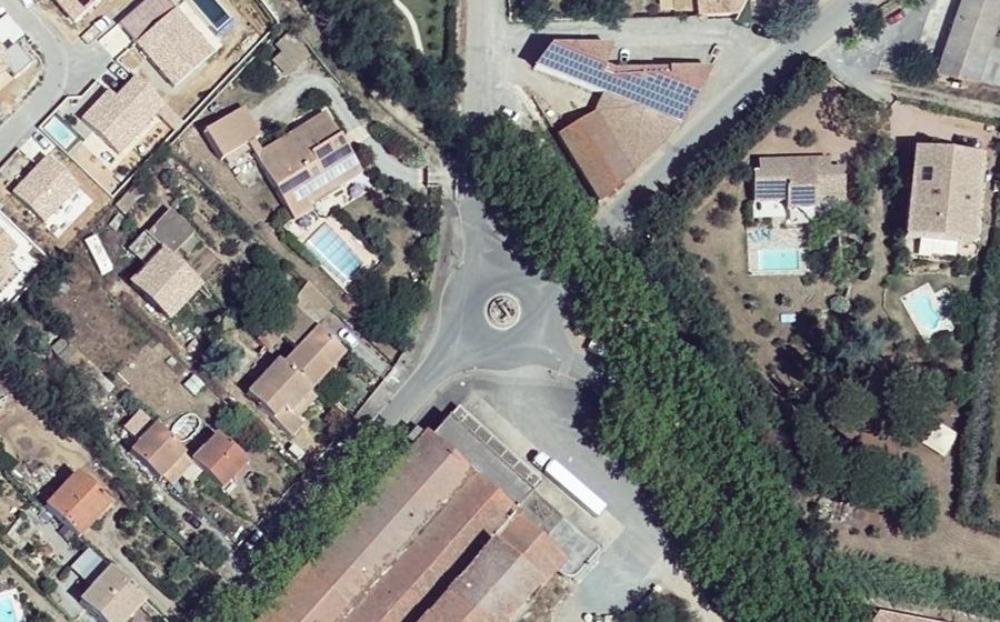 Vue aérienne du Rond-point anonyme n°217765049