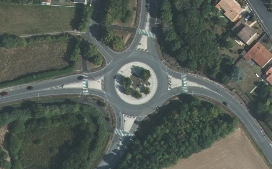 Vue aérienne du Rond-point anonyme n°217840695