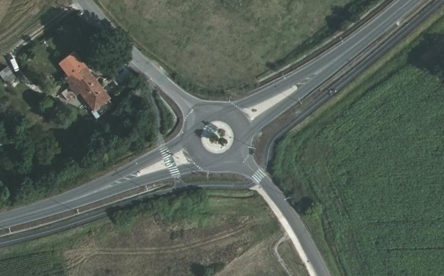 Vue aérienne du Rond-point anonyme n°217840902