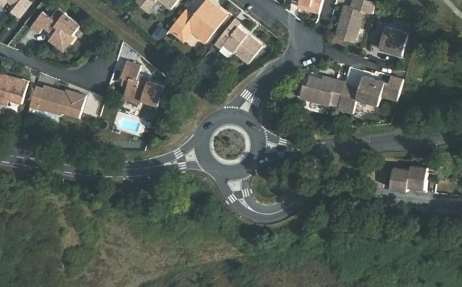 Vue aérienne du Rond-point anonyme n°217846188