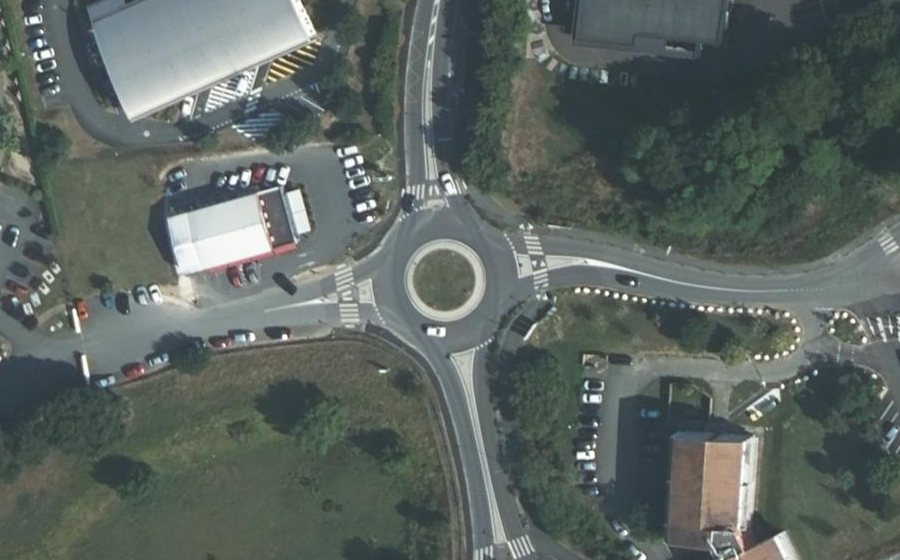 Vue aérienne du Rond-point anonyme n°217846596