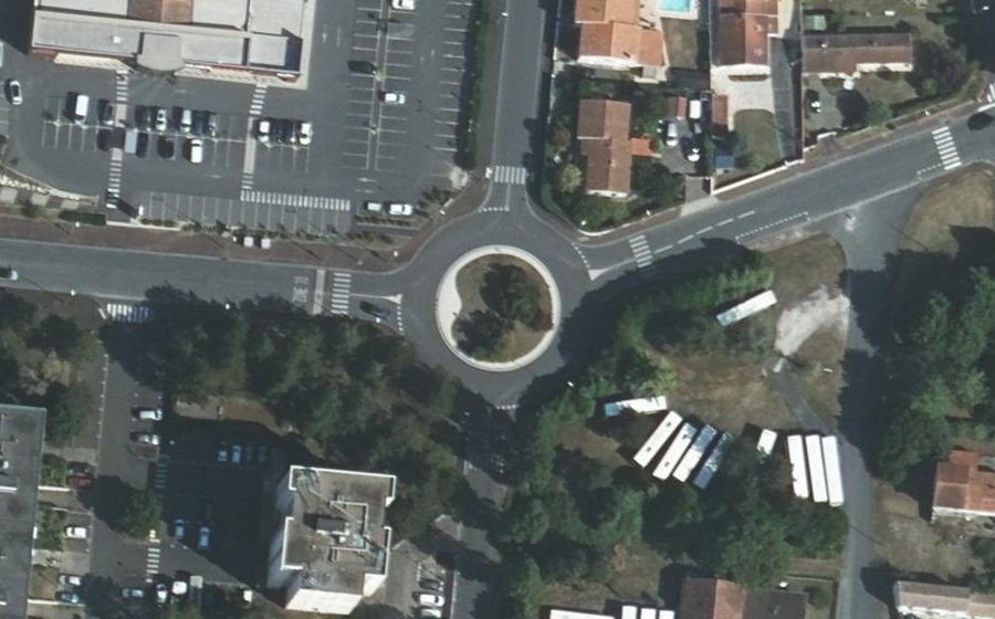 Vue aérienne du Rond-point anonyme n°217847663