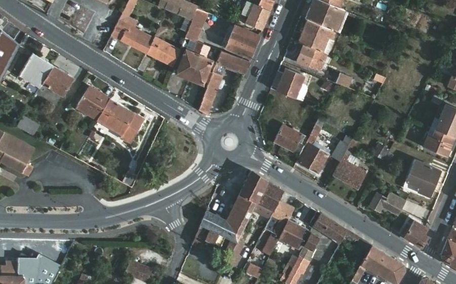 Vue aérienne du Rond-point anonyme n°217855366