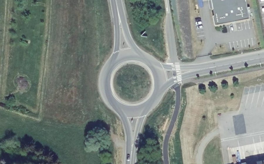 Vue aérienne du Rond-point anonyme n°217855425