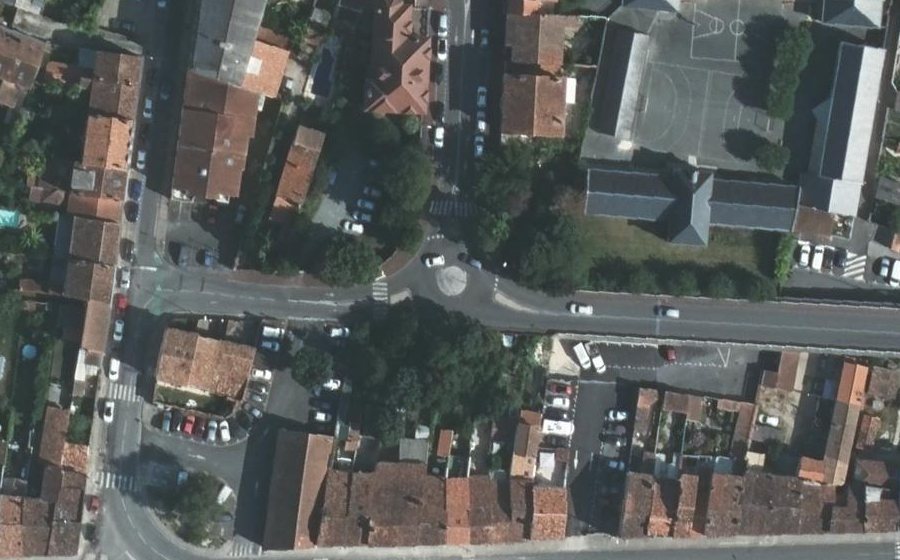 Vue aérienne du Rond-point anonyme n°217857606