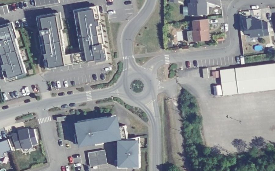 Vue aérienne du Rond-point anonyme n°217867026