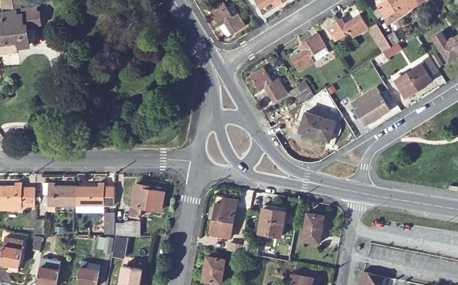 Vue aérienne du Rond-point anonyme n°217877026