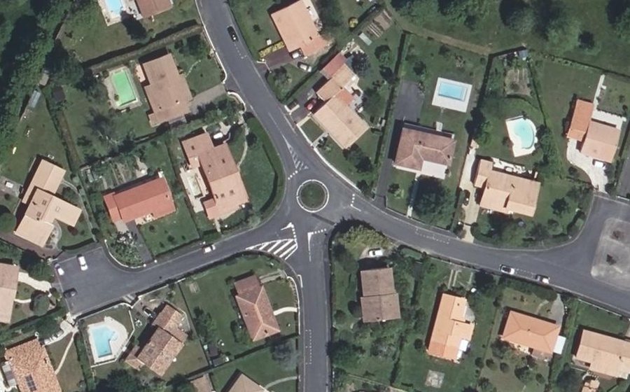 Vue aérienne du Rond-point anonyme n°217878931