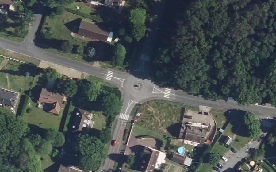 Vue aérienne du Rond-point anonyme n°217882619