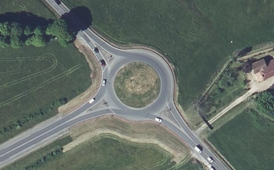 Vue aérienne du Rond-point anonyme n°217940263