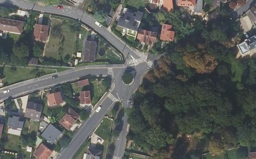 Vue aérienne du Rond-point anonyme n°217951144