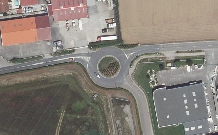 Vue aérienne du Rond-point anonyme n°217958222