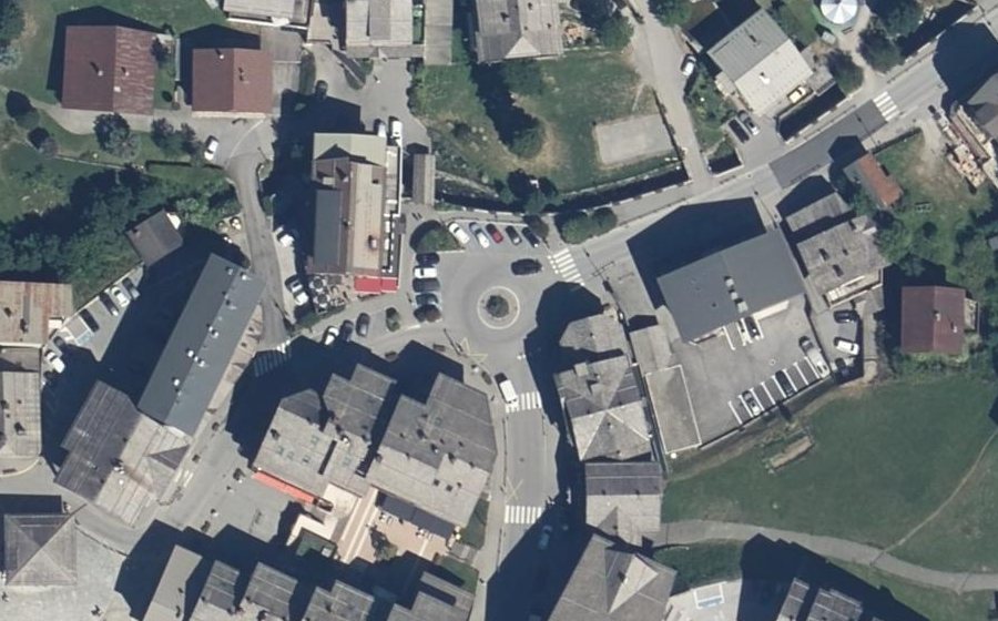 Vue aérienne du Rond-point anonyme n°217960955