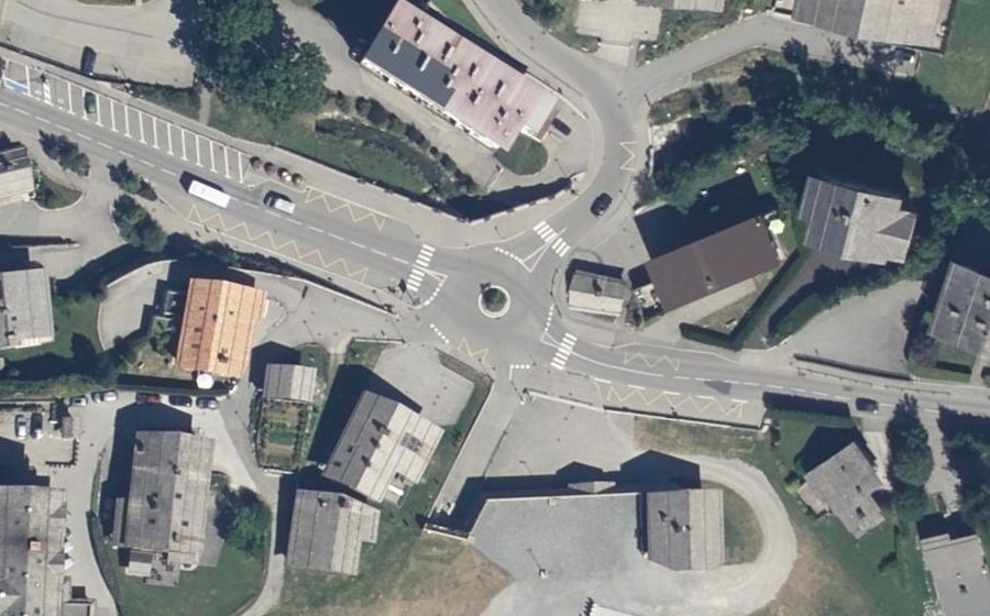 Vue aérienne du Rond-point anonyme n°217960956