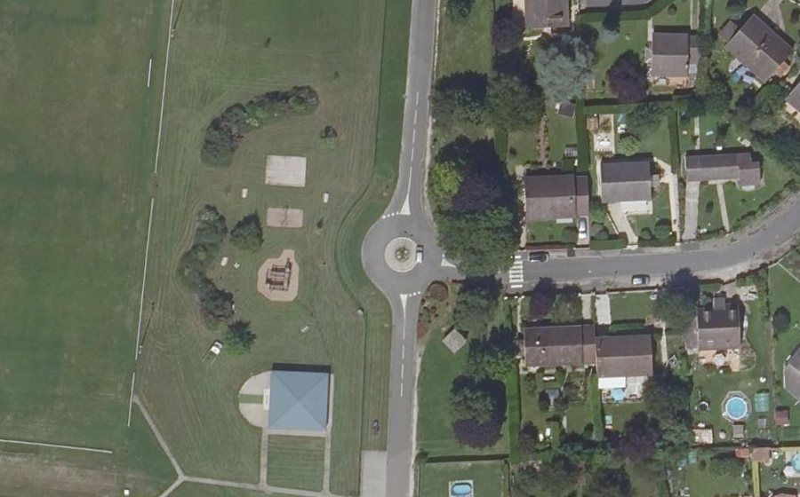 Vue aérienne du Rond-point anonyme n°217973474