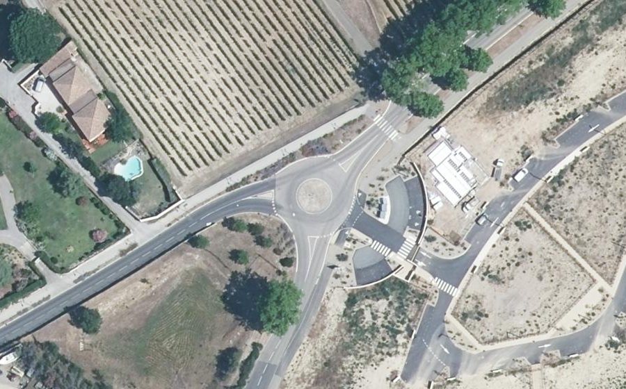 Vue aérienne du Rond-point anonyme n°217981381