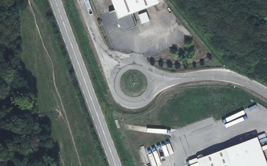 Vue aérienne du Rond-point anonyme n°218033190