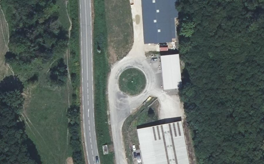 Vue aérienne du Rond-point anonyme n°218033260