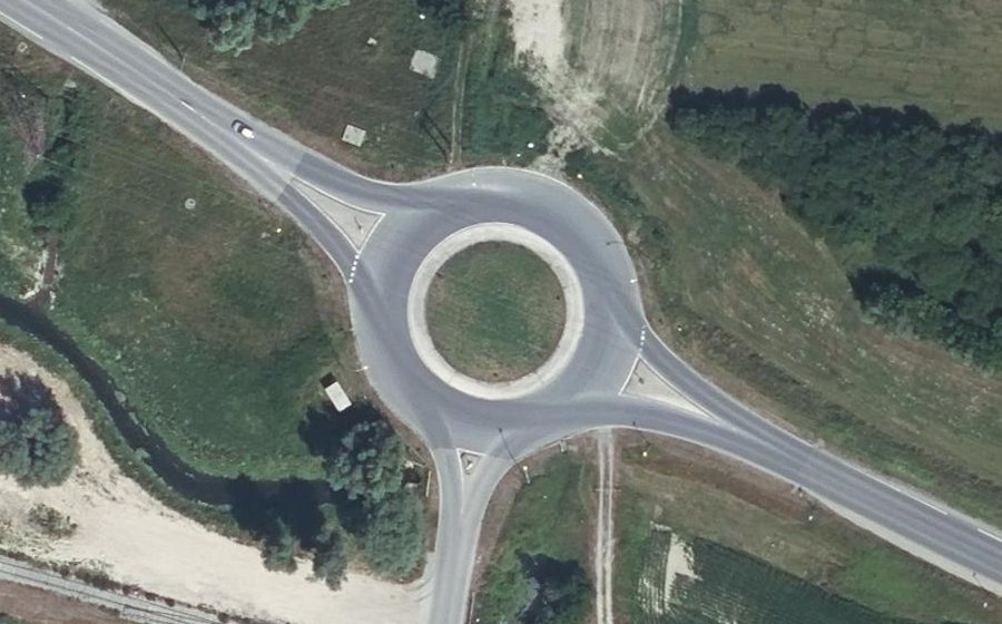 Vue aérienne du Rond-point anonyme n°218042459