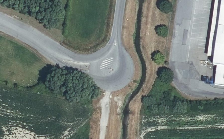 Vue aérienne du Rond-point anonyme n°218042510