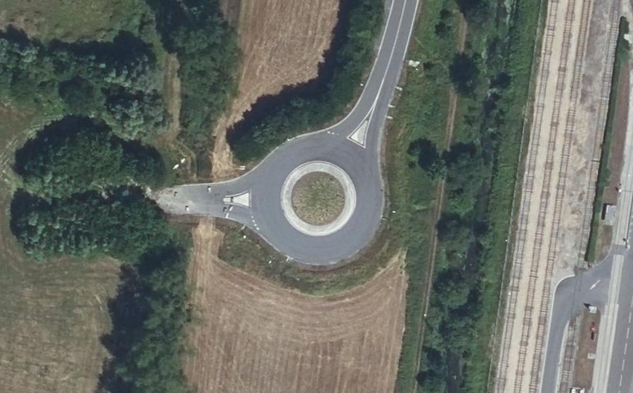 Vue aérienne du Rond-point anonyme n°218042511