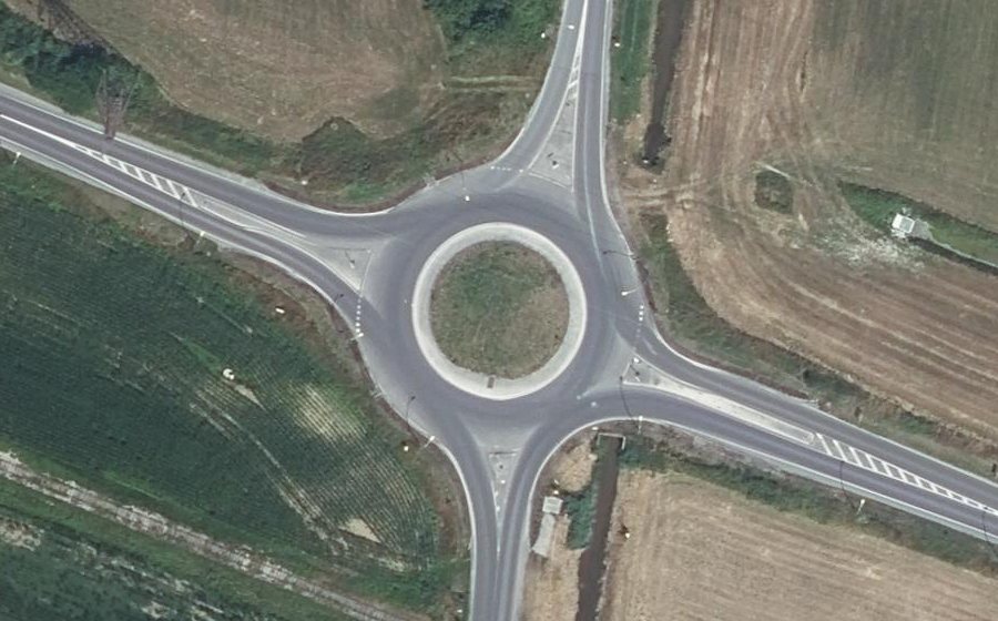 Vue aérienne du Rond-point anonyme n°218042513
