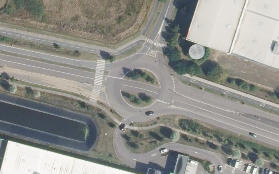 Vue aérienne du Rond-point anonyme n°218056344